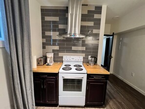 Réfrigérateur, micro-ondes, plaque de cuisson, cafetière/bouilloire