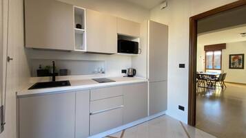 KĂŒhlschrank, Mikrowelle, Ofen, Herdplatte