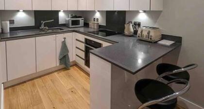 Elegant Central Brentwood Flat