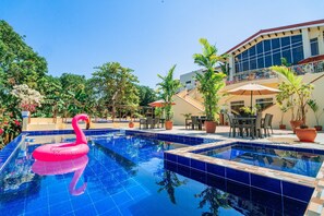 Una piscina al aire libre