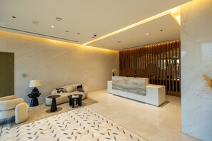 Lobby - SuperHost - Serene 1BR in District One With Artificial Beach (Dubai)