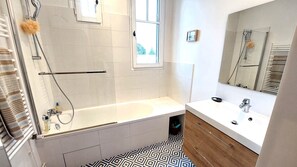 Dusj, hårføner, håndklær og såpe