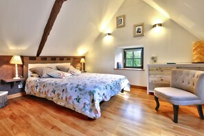 2 Schlafzimmer, Schreibtisch, Bügeleisen/Bügelbrett, Reisekinderbett