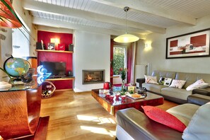 Fernseher, Kamin, DVD-Player, Tischtennisplatte