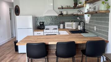 Jääkaappi, mikroaaltouuni, uuni, liesi