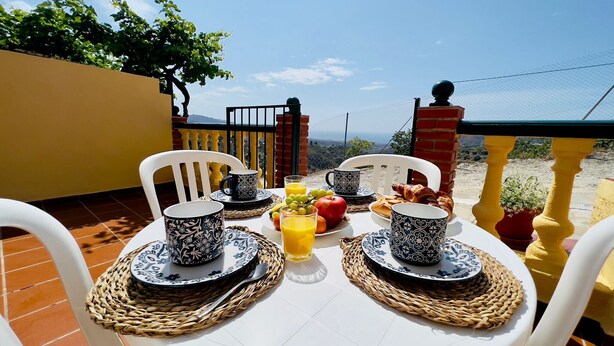 Ein Frühstückstisch mit Blick auf die Landschaft.