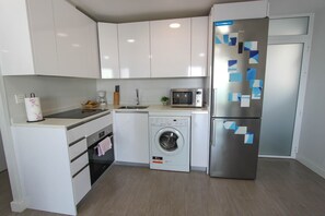 Kühlschrank, Mikrowelle, Ofen, Herdplatte