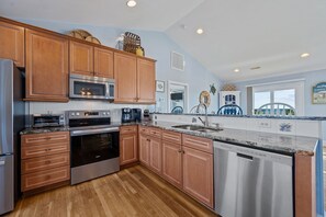 Køleskab, mikrobølgeovn, ovn, kogeplade