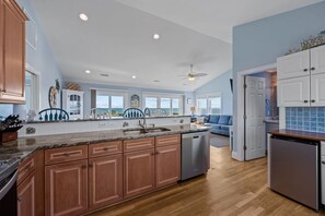 Køleskab, mikrobølgeovn, ovn, kogeplade