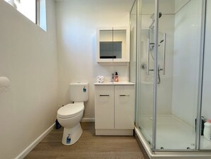 シャワー、ヘアドライヤー、タオル