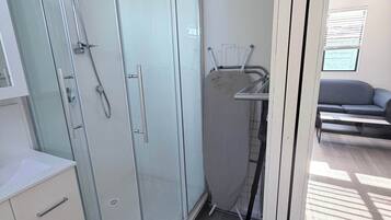 Douche, sĂšche-cheveux, serviettes fournies