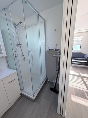 Een douche, een haardroger, handdoeken