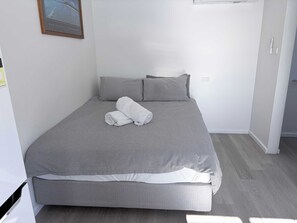 1 slaapkamer, een strijkplank/strijkijzer, wifi, beddengoed