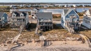Zona residencial costera con casas que tienen balcones y vistas al mar.