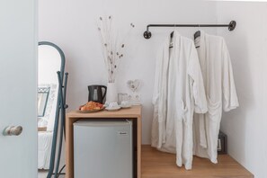 Ropa de cama de alta calidad y caja de seguridad en la habitación