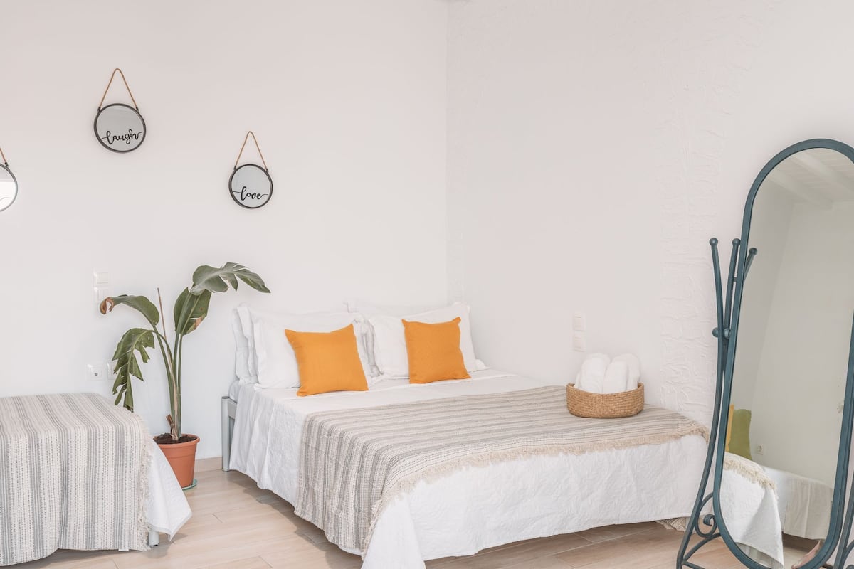 Premium bedding, in-room safe, individually decorated