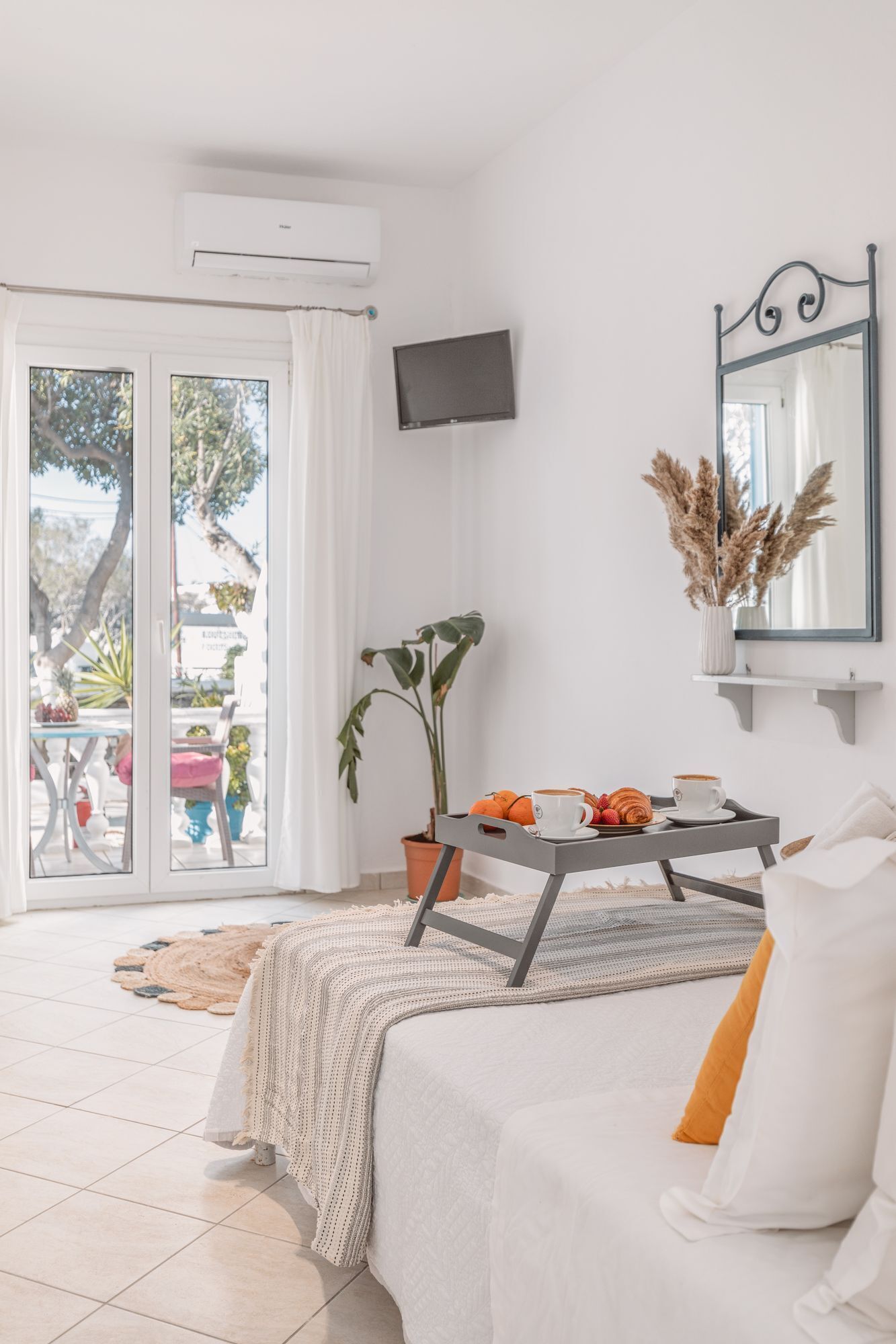 Premium bedding, in-room safe, individually decorated