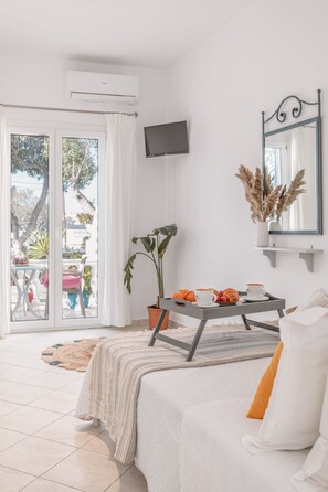 Ropa de cama de alta calidad y caja de seguridad en la habitación