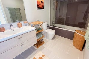 吹风机、毛巾、肥皂、洗发水