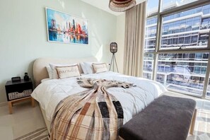 1 多间卧室、客房内保险箱、办公桌、熨斗/熨衣板