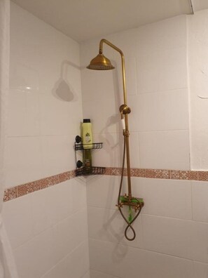 Haartrockner, Handtücher, Seife, Shampoo