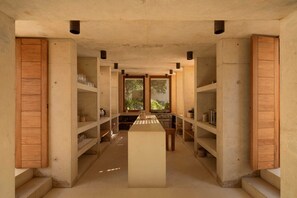 المنشأة من الداخل