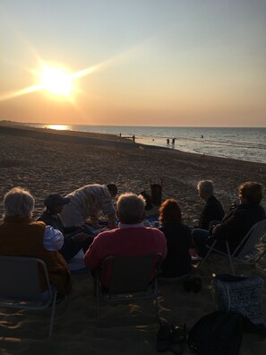 In Strandnähe, Liegestühle, Strandtücher