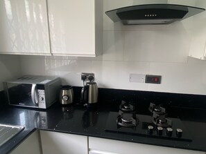 Refrigerador, microondas, horno y parrilla de estufa 