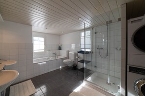 Haartrockner, Handtücher, Toilettenpapier