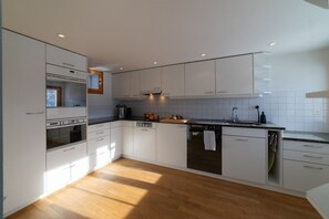 Fridge, oven, dishwasher, coffee/tea maker