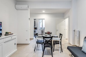 Appart'hôtel | Coin séjour | Télévision à écran plat de 32 pouces avec chaînes par satellite