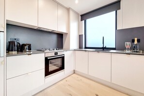 Deluxe-Apartment, 1 Schlafzimmer | Eigene Küche | Wasserkocher, Esstisch