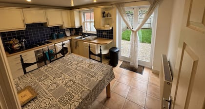 Central OXFORD Townhouse with Free Parking & Garden