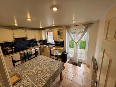 Central OXFORD Townhouse with Free Parking & Garden