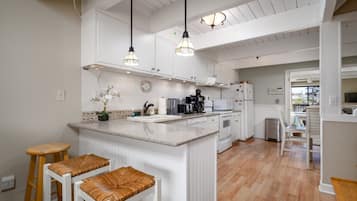 Een magnetron, een vaatwasser, keukenrol