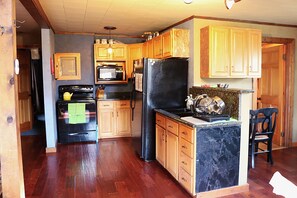 Réfrigérateur, micro-ondes, plaque de cuisson, cafetière/bouilloire