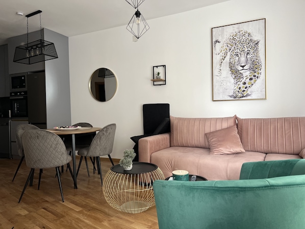 Departamento Deluxe | Área de sala de estar | Smart TV de 55 pulgadas con canales por cable 