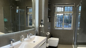 Bathroom - Romance Deluxe Room (London)