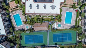 A heated pool - Beautifully remodeled top floor Condo...just what you were looking for ! (Marco Island)