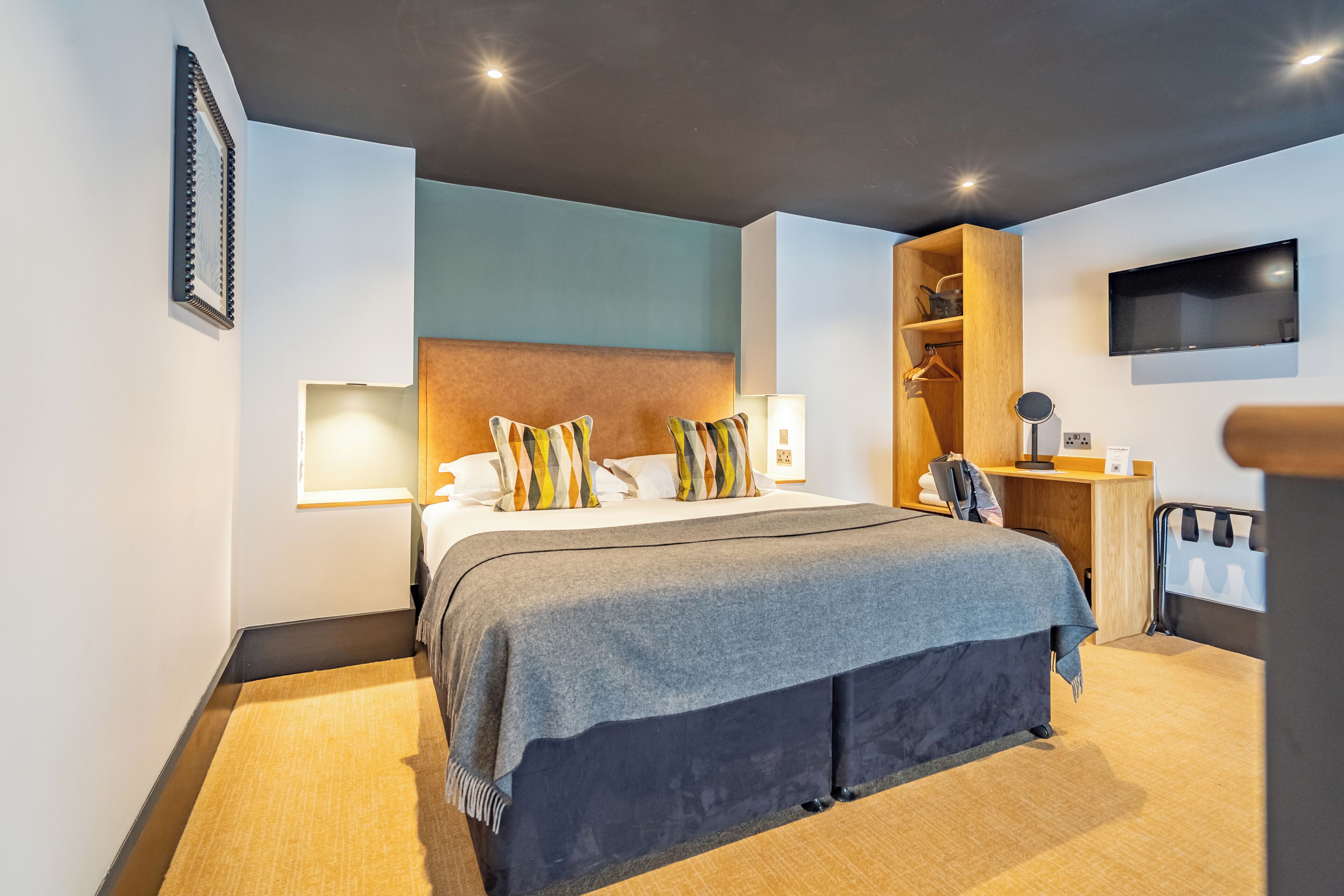 Habitación Deluxe doble, 1 habitación, no fumadores | Caja fuerte, decoración individual, mobiliario individual y escritorio