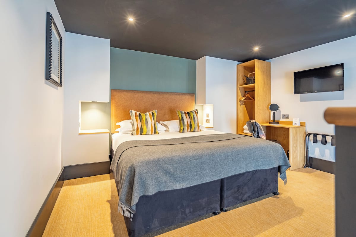 Deluxe Double Room, 1 Bedroom, Non Smoking | 1 bedroom, in-room safe, individually decorated, individually furnished