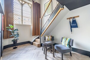 Habitación de lujo doble, 1 cama de matrimonio, no fumadores | Caja fuerte, decoración individual, mobiliario individual y escritorio