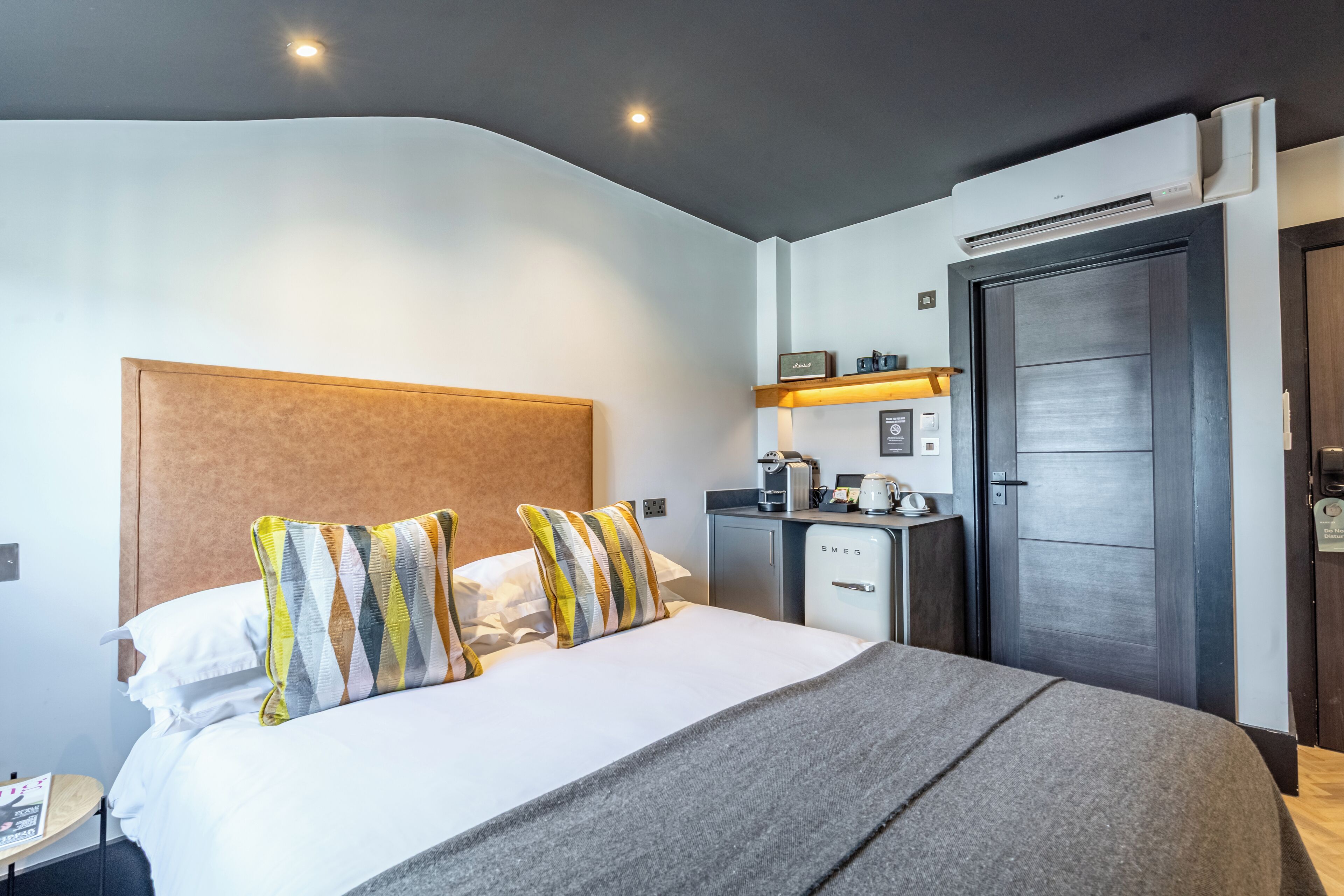 Habitación estándar, 1 habitación, no fumadores | Caja fuerte, decoración individual, mobiliario individual y escritorio