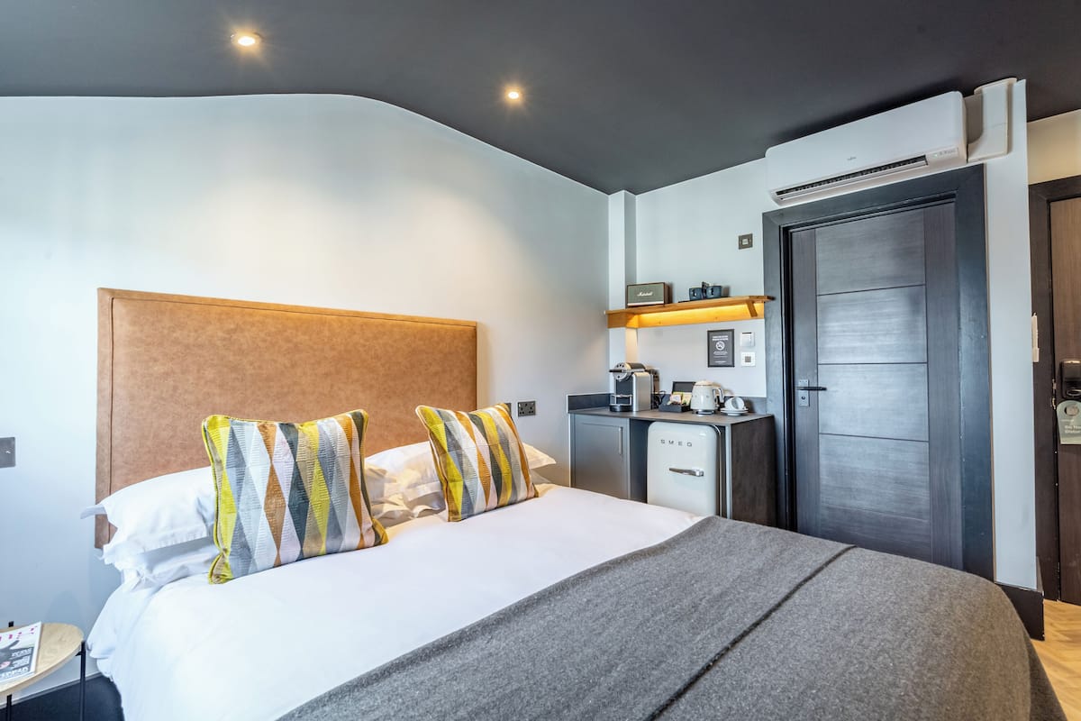 Standard Room, 1 Bedroom, Non Smoking | 1 bedroom, in-room safe, individually decorated, individually furnished