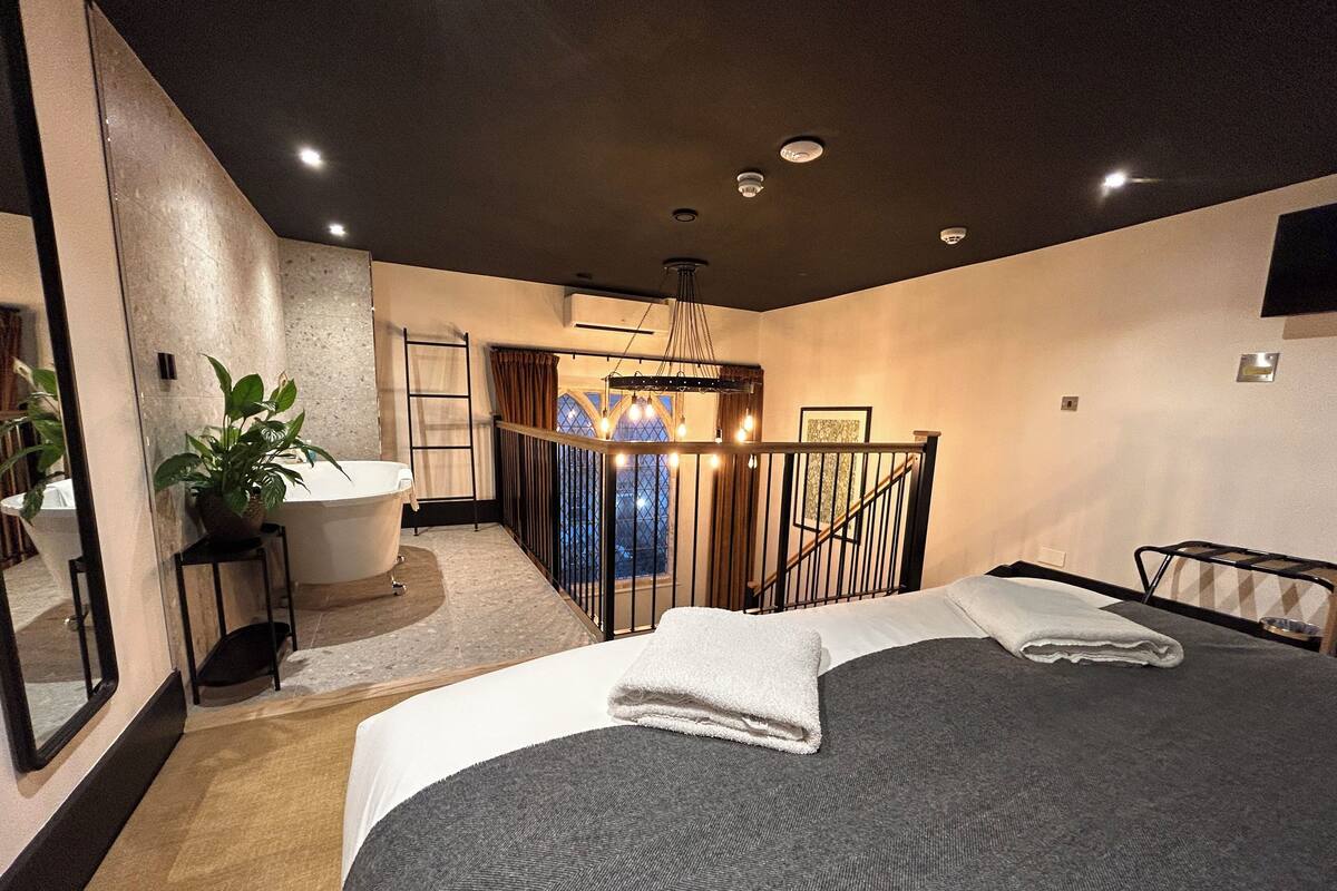 Lyxigt dubbelrum - 1 queensize-säng - icke-rökare | 1 sovrum, värdeförvaringsskåp på rummet och individuell inredning