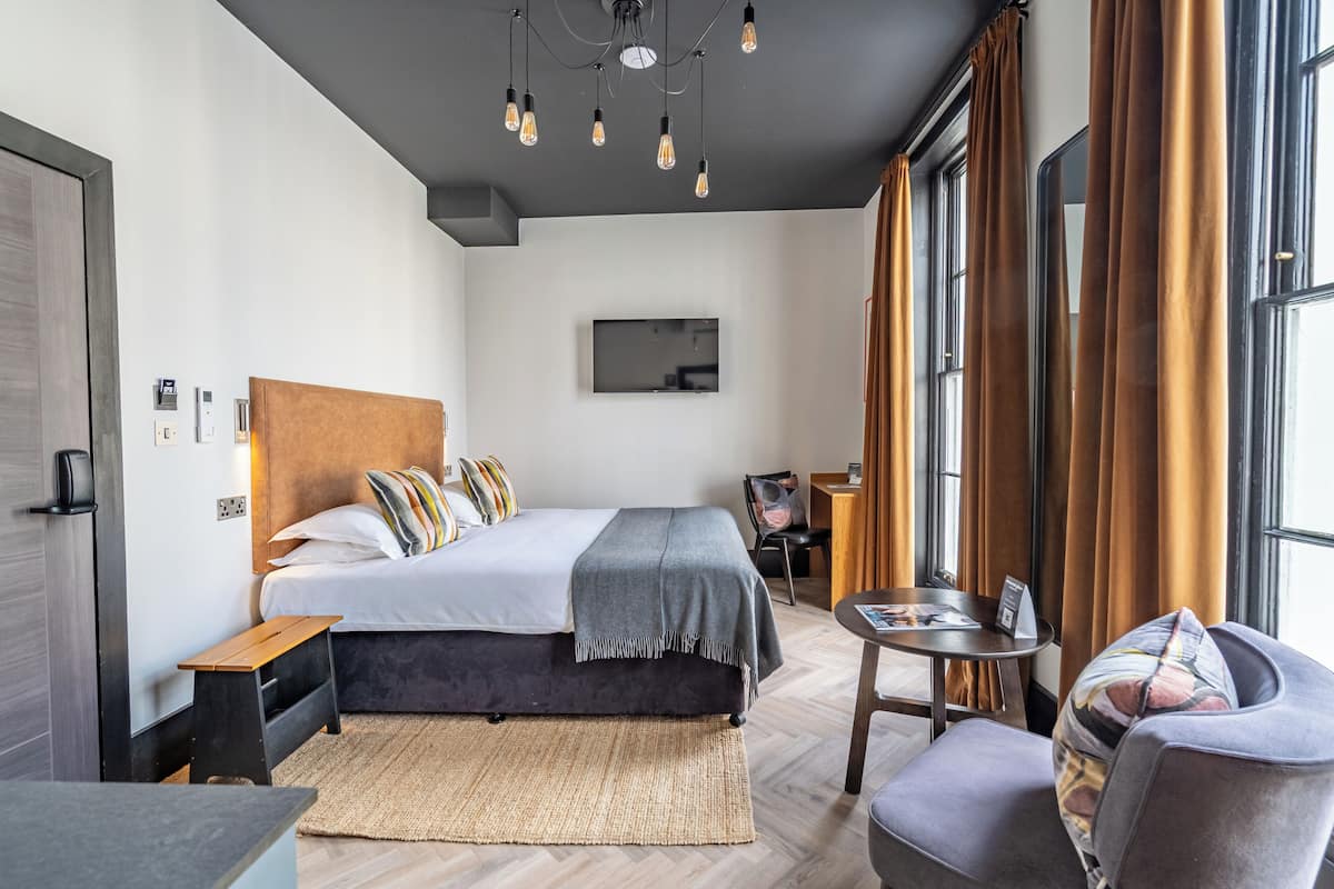 Kamar Double Superior, 1 kamar tidur, Bebas Asap Rokok | Brankas, meja kerja, ruang kerja ramah laptop, dan tirai kedap cahaya