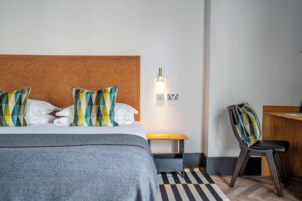 Deluxe Double Room, 1 Bedroom, Non Smoking | In-room safe, individually decorated, individually furnished, desk