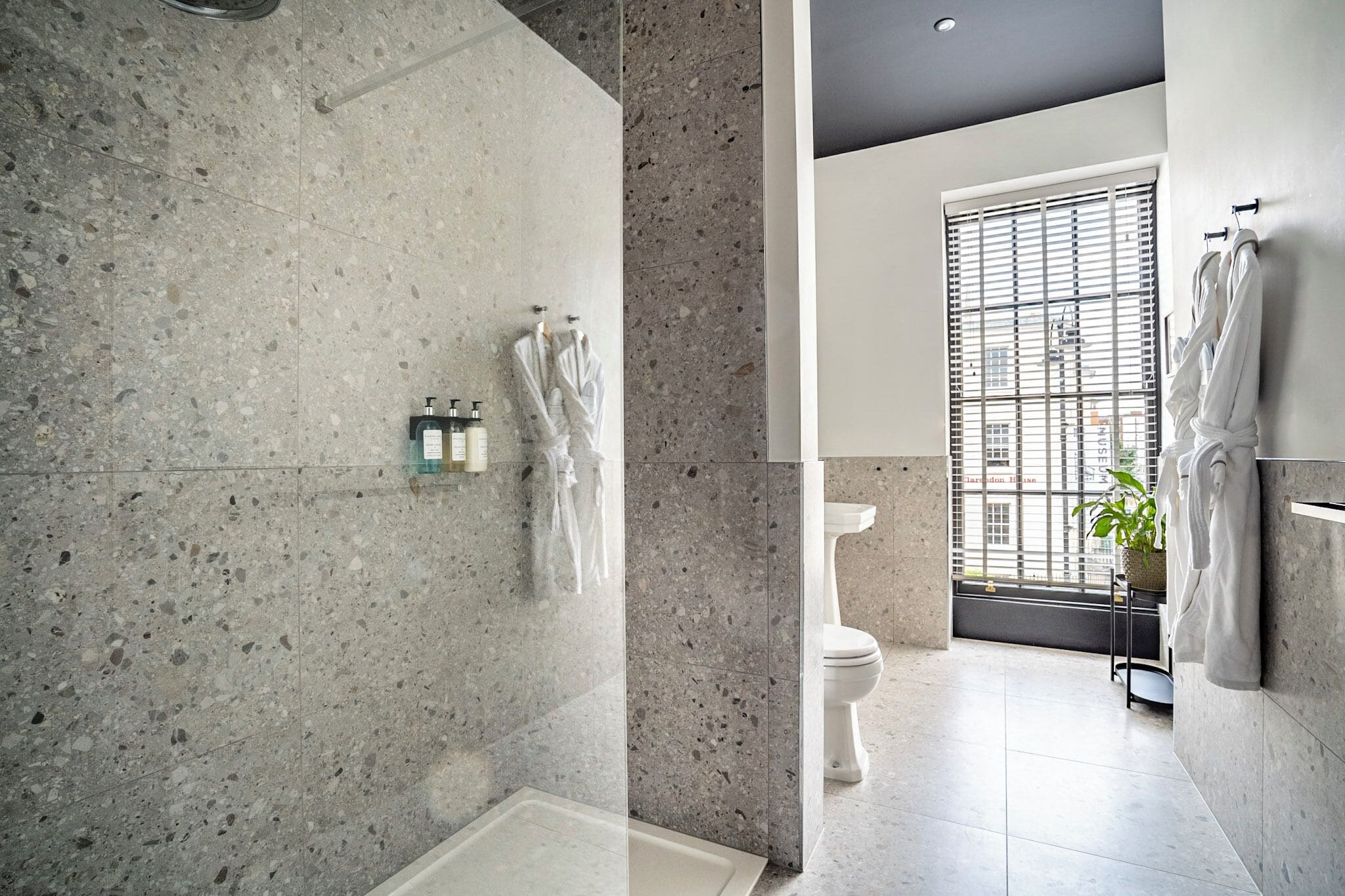 Habitación Deluxe doble, 1 habitación, no fumadores | Baño | Secador de pelo, toallas, jabón y champú