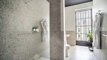 Deluxe Double Room, 1 Bedroom, Non Smoking | Bathroom | Hair dryer, towels, soap, shampoo