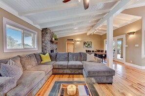 TV, fireplace